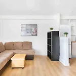 Spacious 2 Bedroom Apartment In Central Near Tube