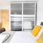 Spacious 2 Bedroom Apartment In Central Near Tube