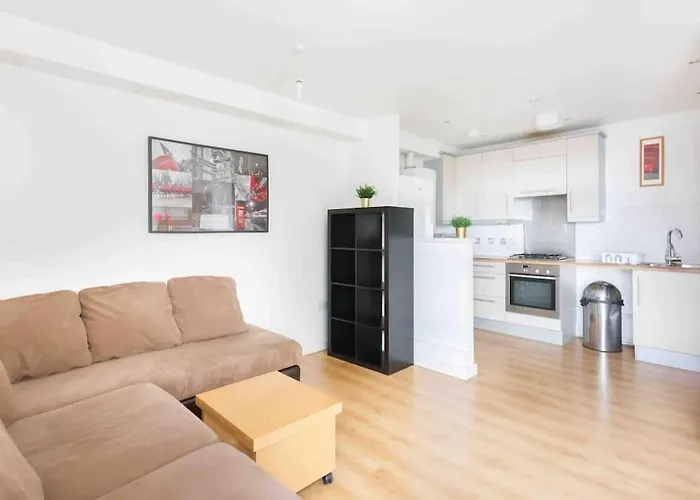 Spacious 2 Bedroom Apartment In Central Near Tube