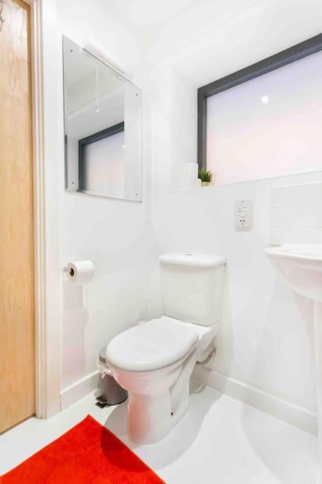 Spacious 2 Bedroom In Near Tube Appartamento *