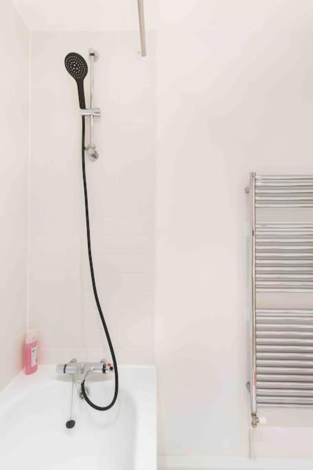 Spacious 2 Bedroom In Near Tube