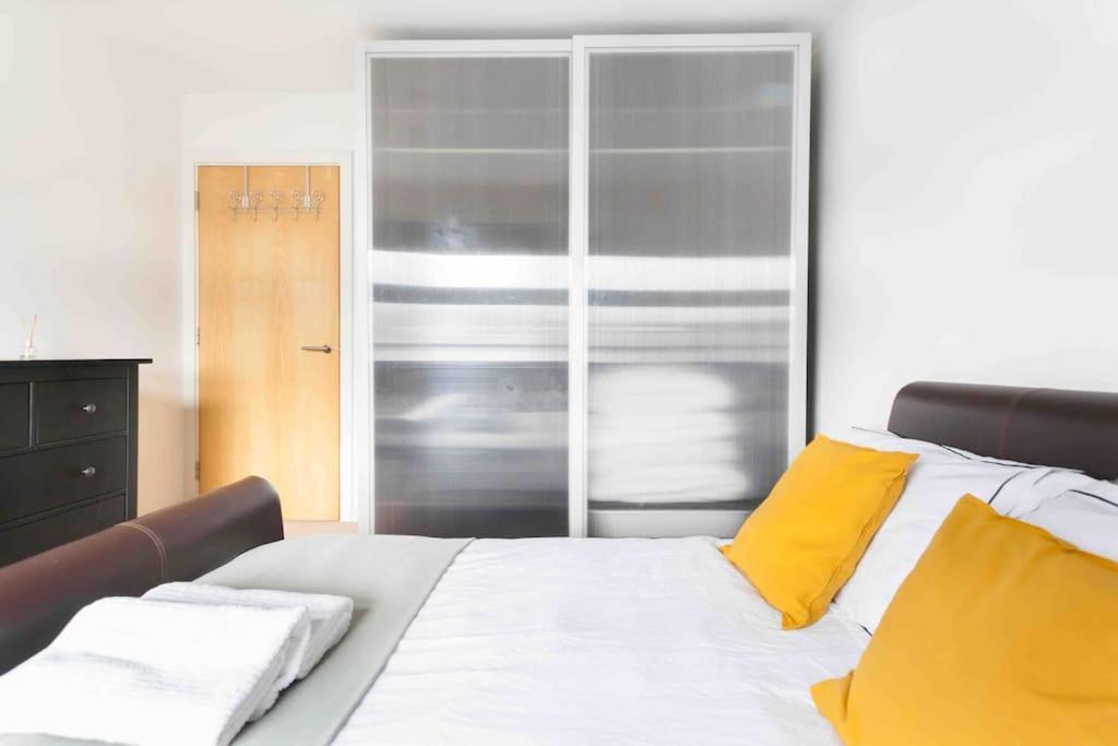 Spacious 2 Bedroom In Near Tube Appartamento