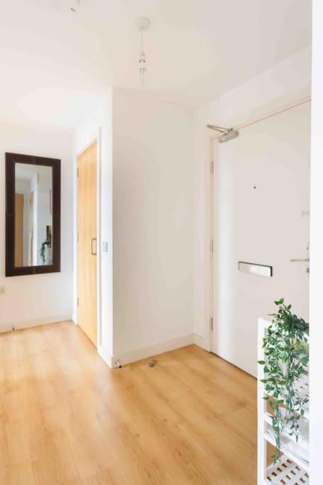 Spacious 2 Bedroom In Near Tube Appartamento *
