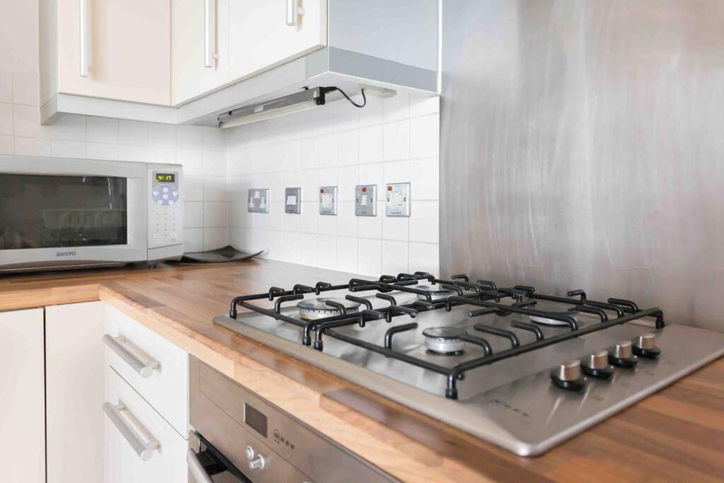 Spacious 2 Bedroom In Near Tube * Londra
