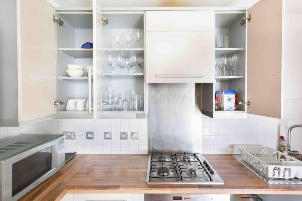 Spacious 2 Bedroom In Near Tube Appartamento