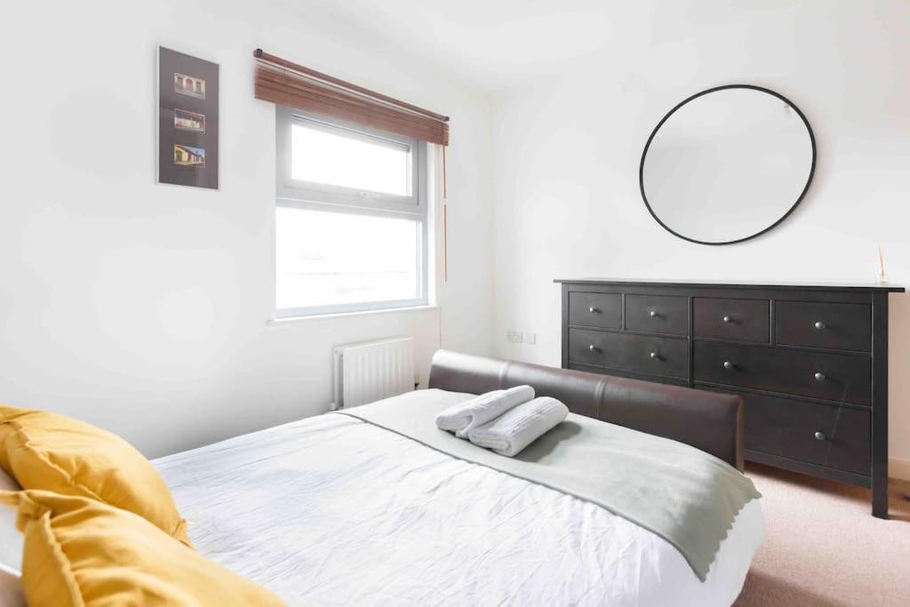 Spacious 2 Bedroom In Near Tube *