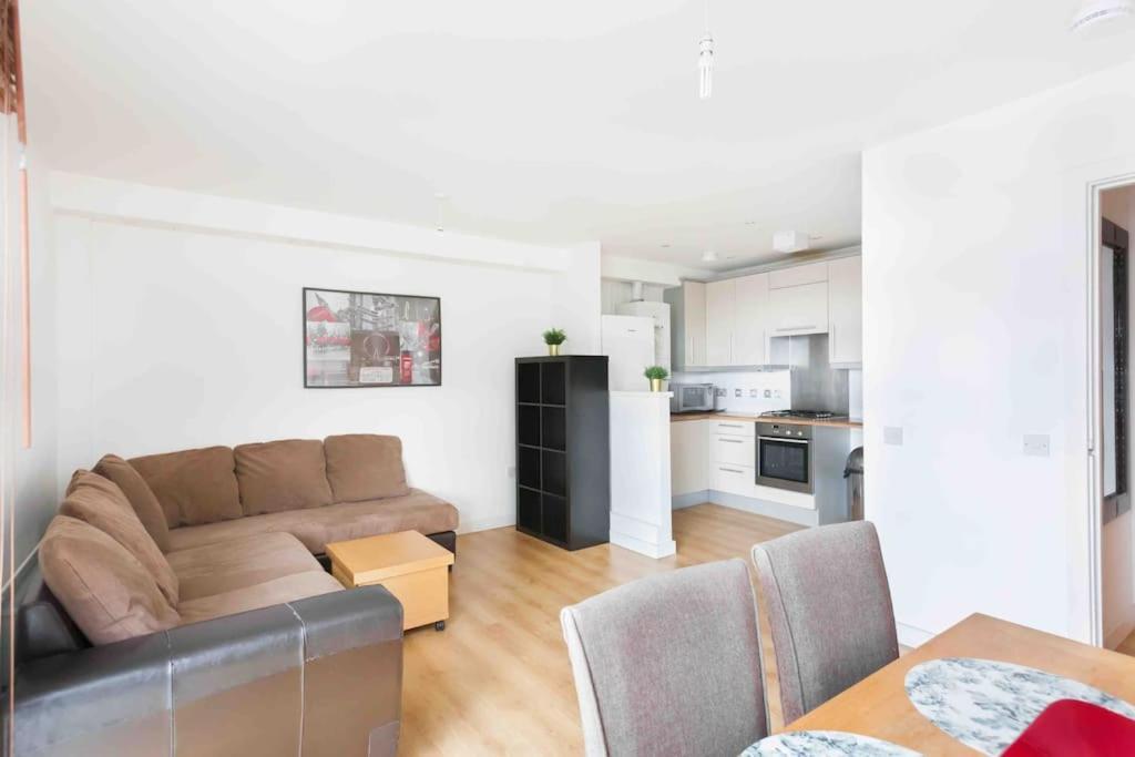 Spacious 2 Bedroom In Near Tube * Londra