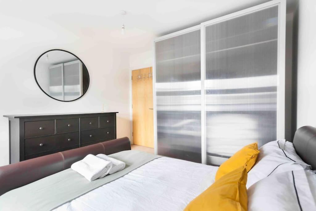 Spacious 2 Bedroom In Near Tube * Londra