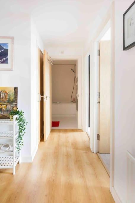 Spacious 2 Bedroom In Near Tube Appartamento Londra