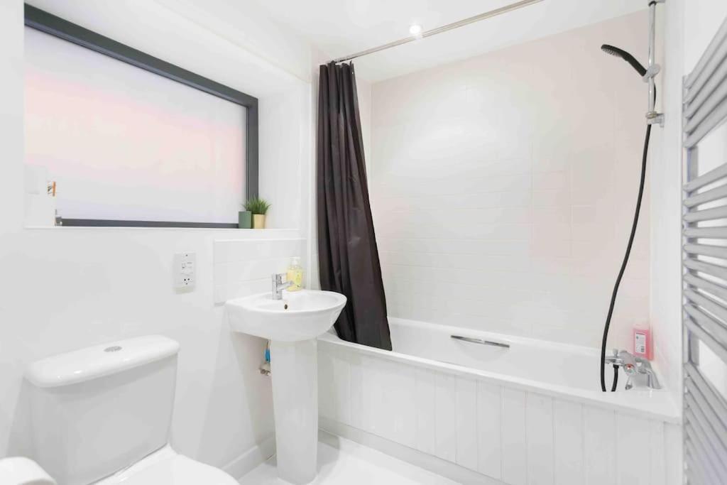 Spacious 2 Bedroom In Near Tube
