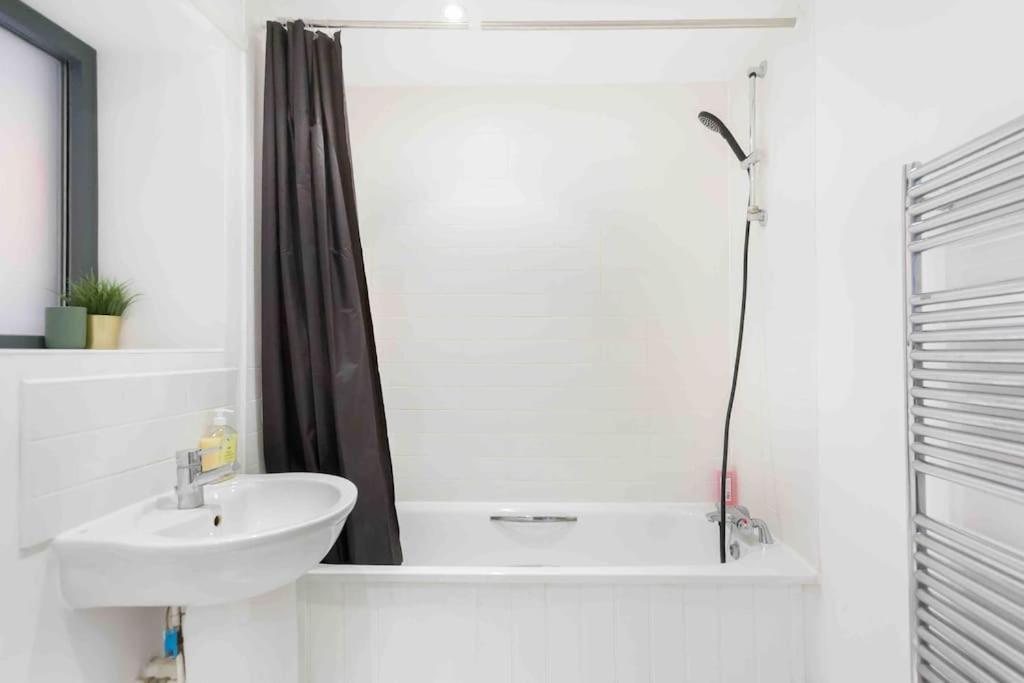 Spacious 2 Bedroom In Near Tube Appartamento *