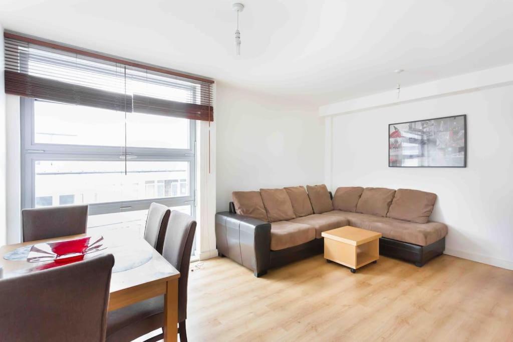 Spacious 2 Bedroom In Near Tube Londra