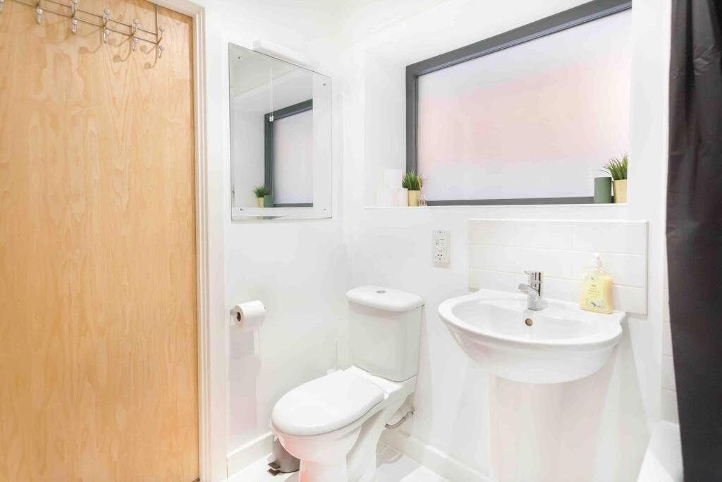 Spacious 2 Bedroom In Near Tube Appartamento