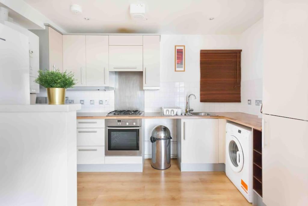 Spacious 2 Bedroom In Near Tube Appartamento Londra