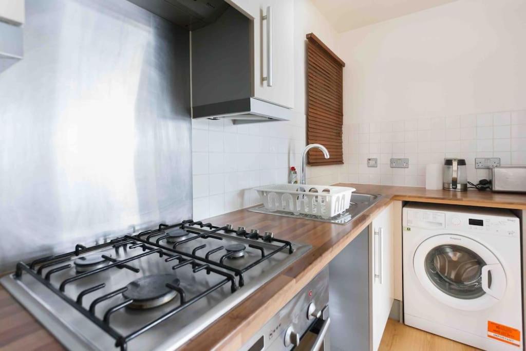 Spacious 2 Bedroom In Near Tube *