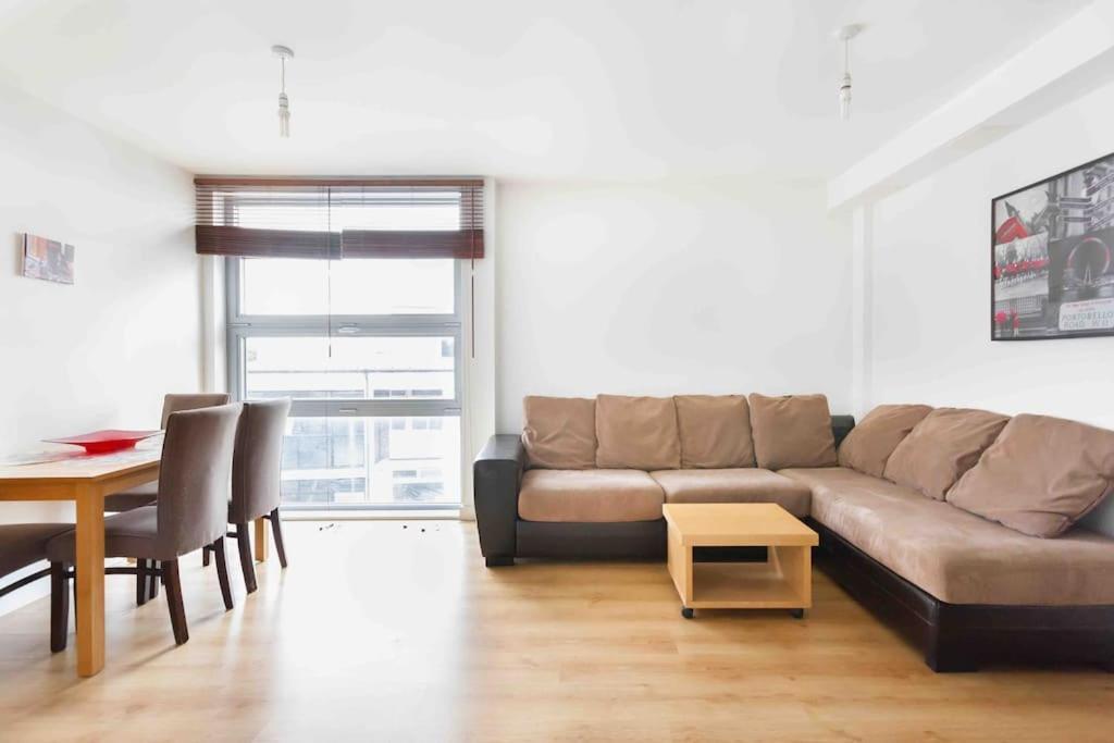 Spacious 2 Bedroom In Near Tube * Londra