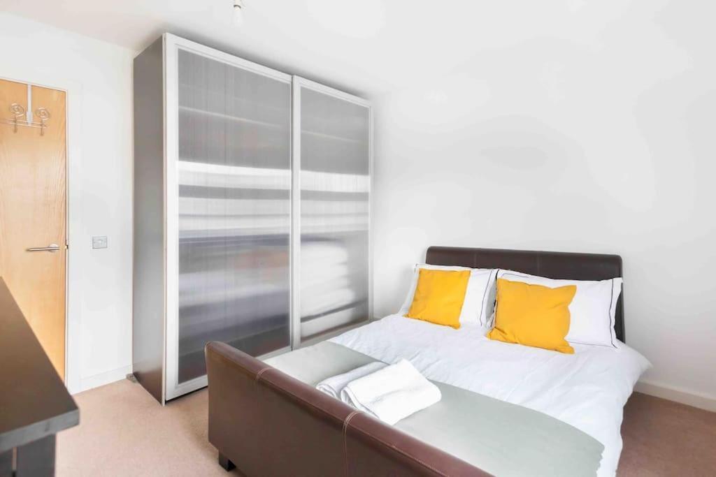 Spacious 2 Bedroom In Near Tube Londra