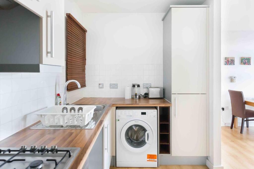 Spacious 2 Bedroom In Near Tube Appartamento