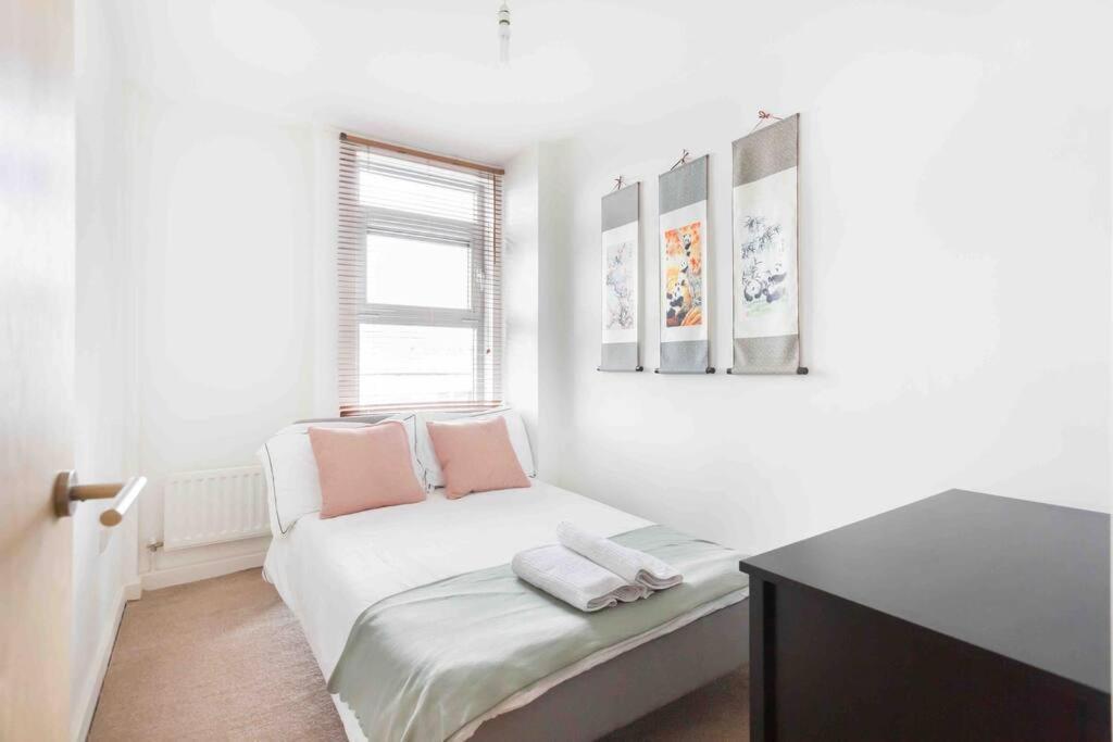 Spacious 2 Bedroom In Near Tube * Londra