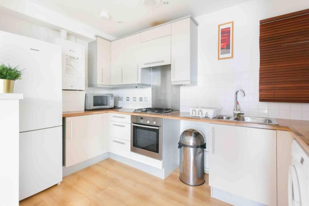 Spacious 2 Bedroom In Near Tube Londra