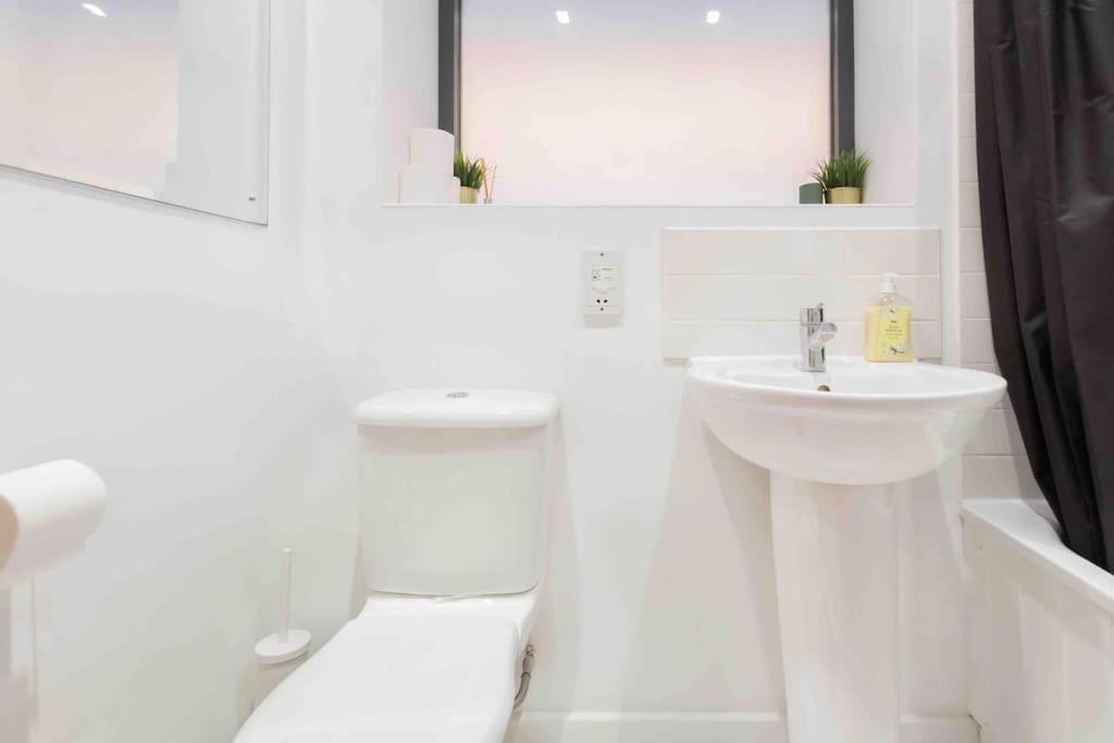 Spacious 2 Bedroom In Near Tube Appartamento Londra