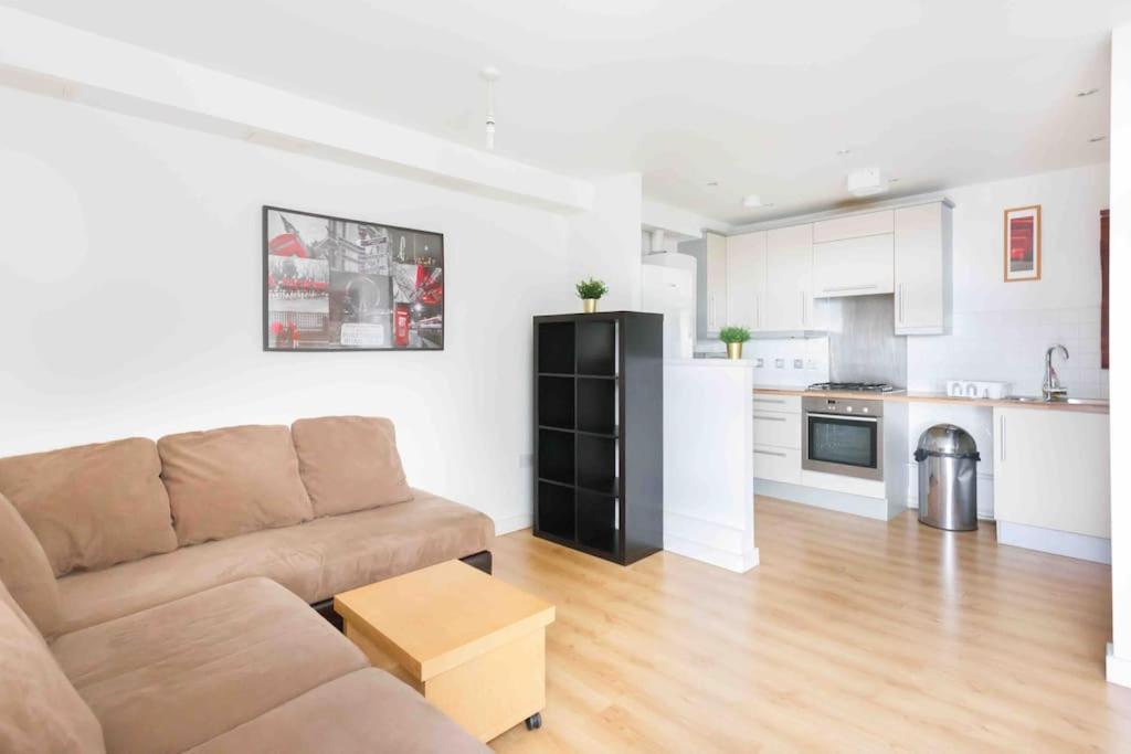 Appartamento Spacious 2 Bedroom In Near Tube Londra